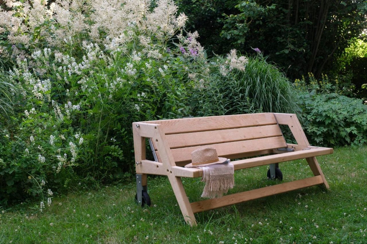 Le mobilier transformé en banc à dossier dans le jardin