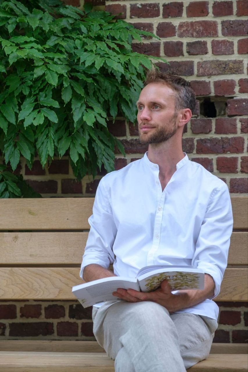 Moment de lecture au calme sur le banc b-convivio