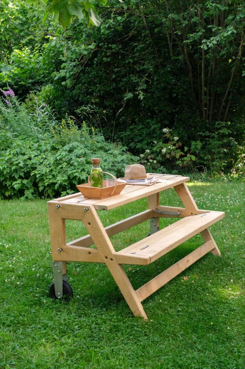 Position banc avec table de pique-nique dans le jardin