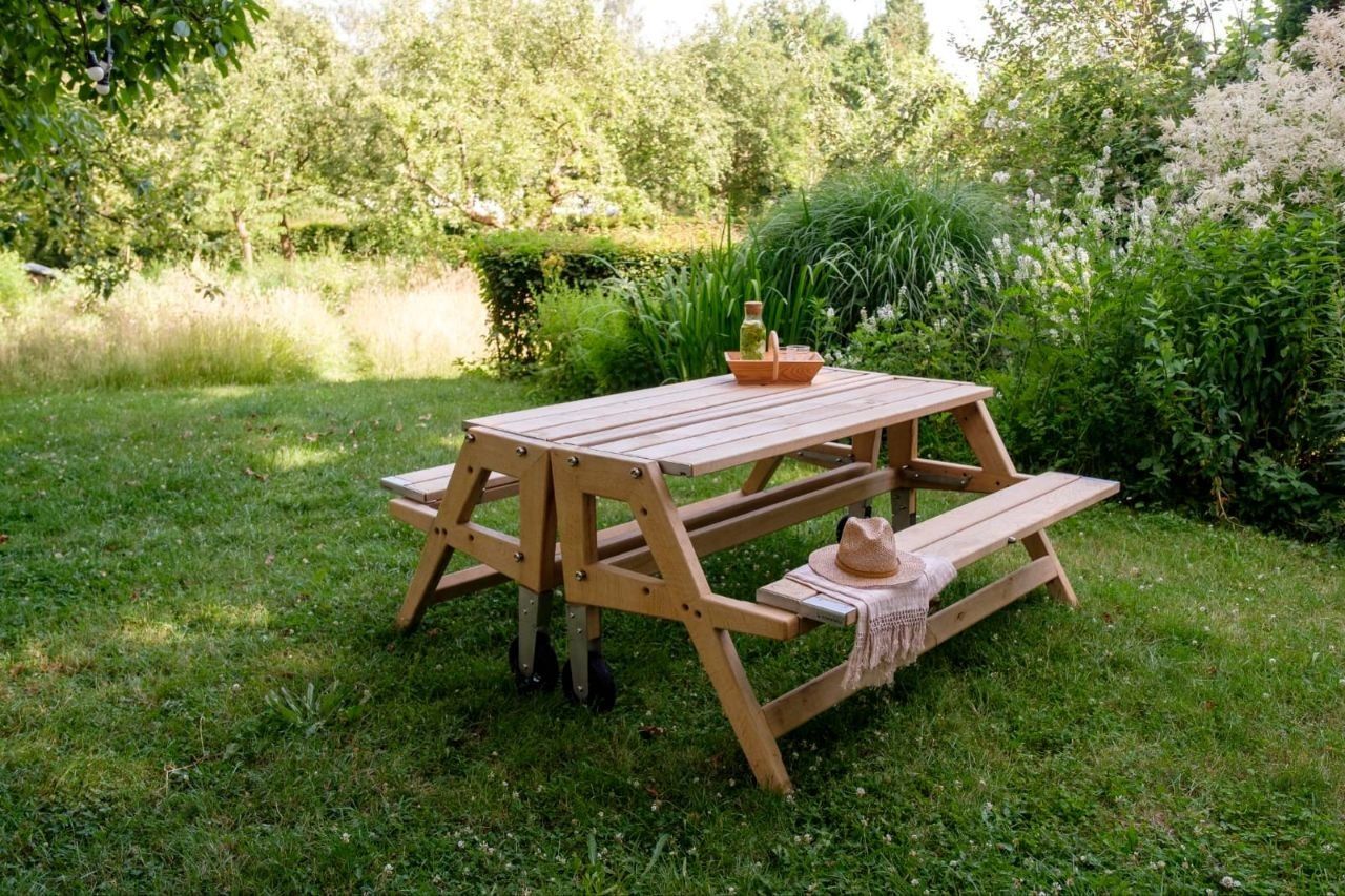 Table de pique-nique b-convivio dressée dans le jardin, prête à recevoir